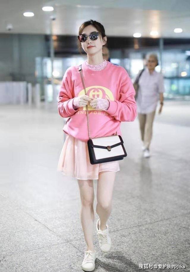 短裙|江疏影不愧是生图女神，34岁穿小短裙照样迷人，这细腿不输小姑娘