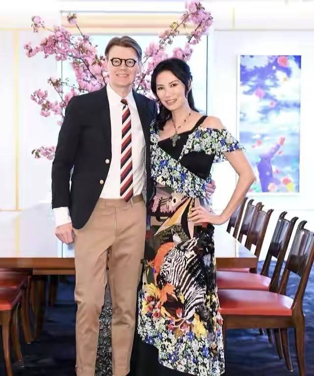 元素|邓文迪越老越招摇，出席活动裙子一件比一件花，52岁身材是真不错