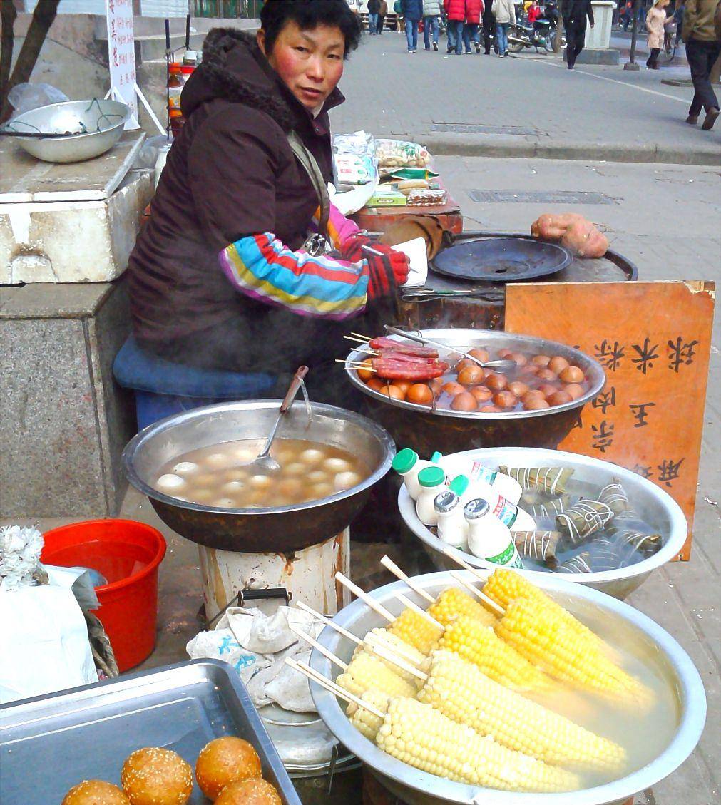 水箱|小摊贩用路边积水做早餐？吃一顿干净的早餐很难吗？