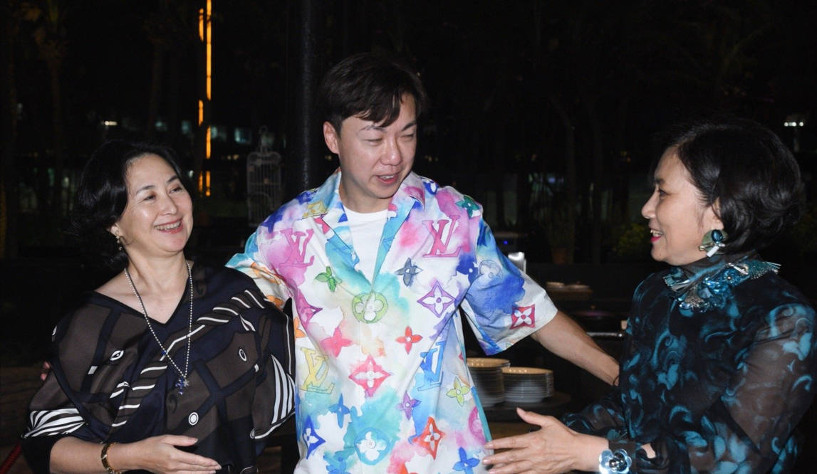 何超琼|何超琼为男友人庆生，亲密搂抱手把手切蛋糕，同框四太闺蜜好客气！