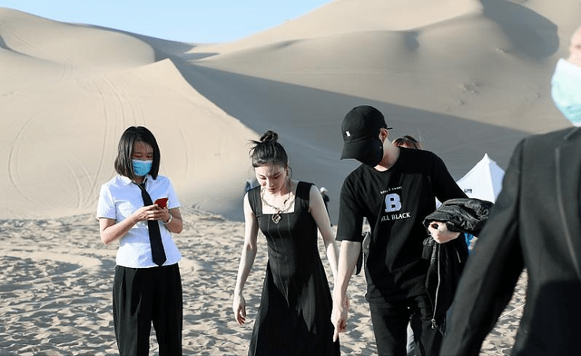 整体|吴敏霞首挺5月孕肚捞金，罕化浓妆超美，光脚在沙漠中走秀似超模