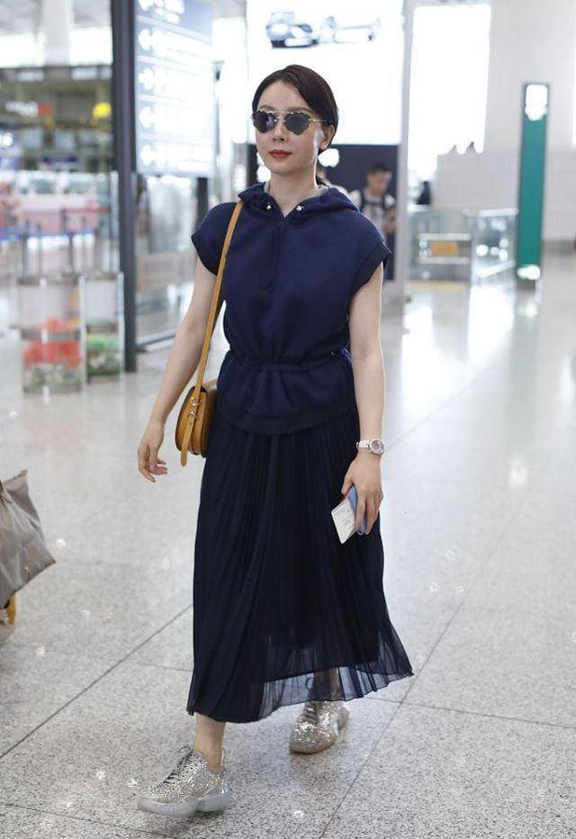 黑色|陈数真是优雅女人的代表，穿“风琴裙”秀身材，二八比例真抢镜