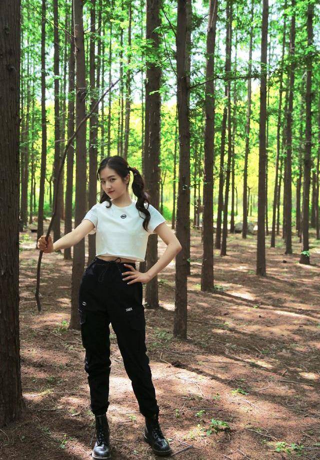 兰迪|李兰迪甜美穿搭来袭，波点上衣配短裤复古又元气，太好看了