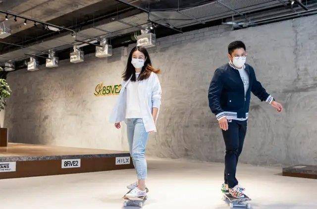 魅力|郭晶晶携夫打卡艺术馆，穿衬衫披丝巾差点认不出，突破很大更女人