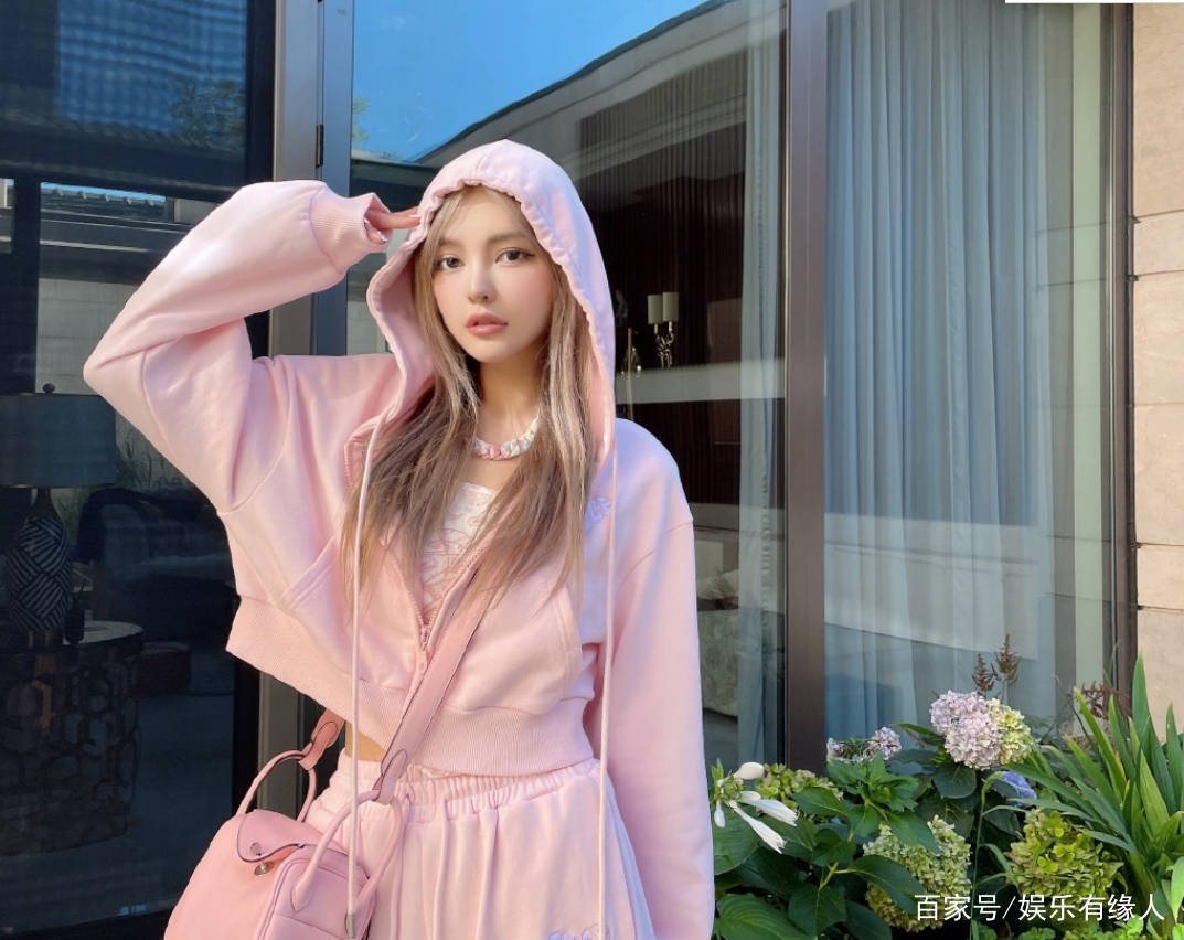 周扬青素颜照割的双眼皮痕迹好明显男友罗昊看后反应太真实了