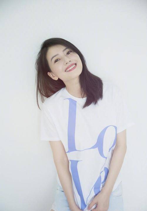 锁骨|高圆圆最新大片曝光,身穿露肩长裙气质出众,这颜值不复出可惜了