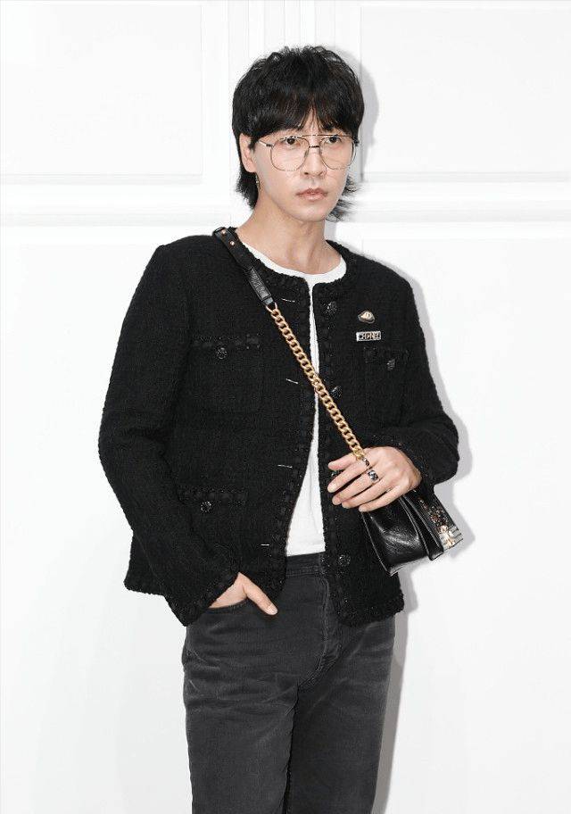 韩火火|“时尚编辑”韩火火，穿小香风外套凹造型，脚上粉色帆布鞋更抢镜