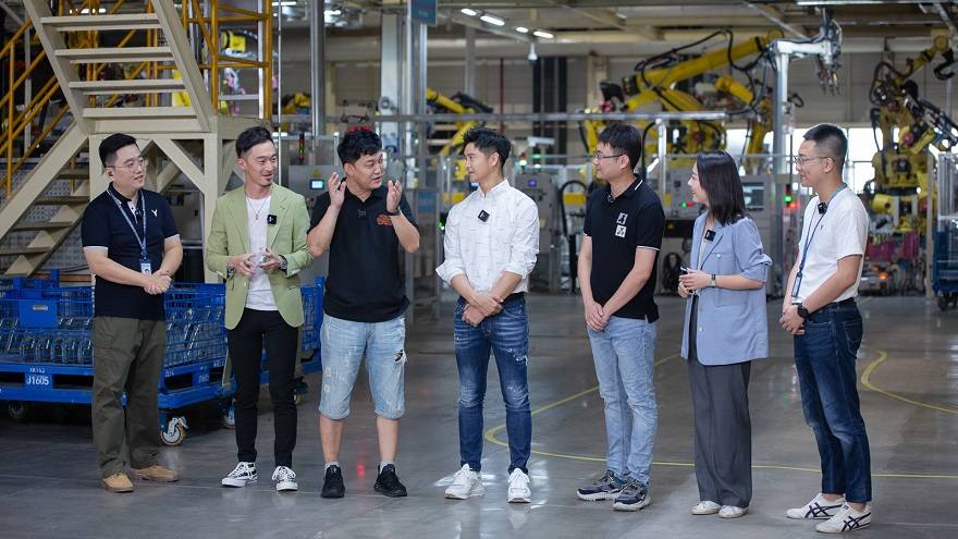 田亮|爆款综艺？超大盲盒？田亮李锐“开箱”岚图世界级4.0数字工厂