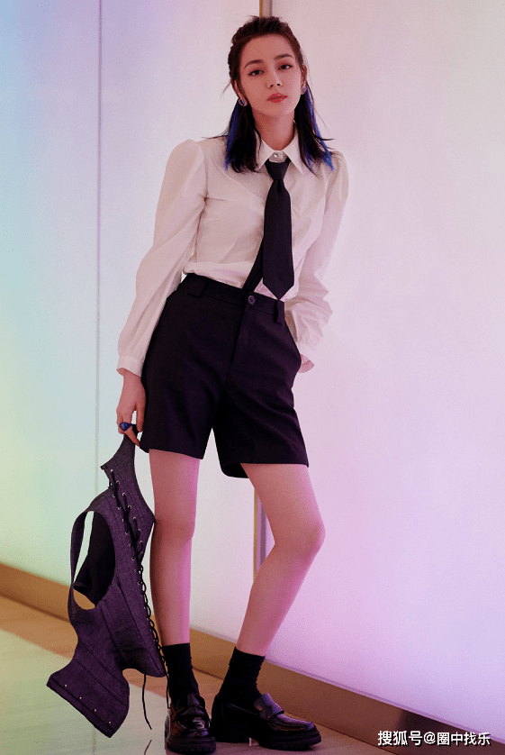 蓝发|迪丽热巴挑染“蓝发”太酷了！衬衣搭西装裤外套马甲更显身材