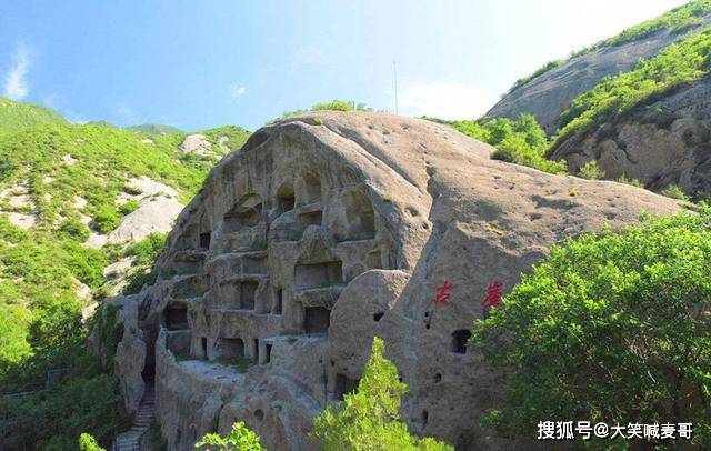 北京郊区一处悬崖巨石上，开凿出147间石室，至今不知何人所建