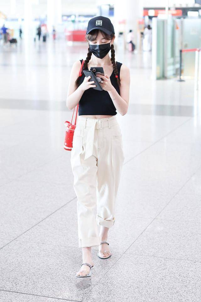 黑色|张檬的牛奶肌太白了，穿一身黑色修身款，身材真的很惹眼