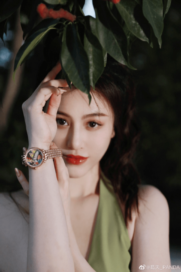 长发|葛天穿绿色长裙娇媚动人，长发披肩好温柔