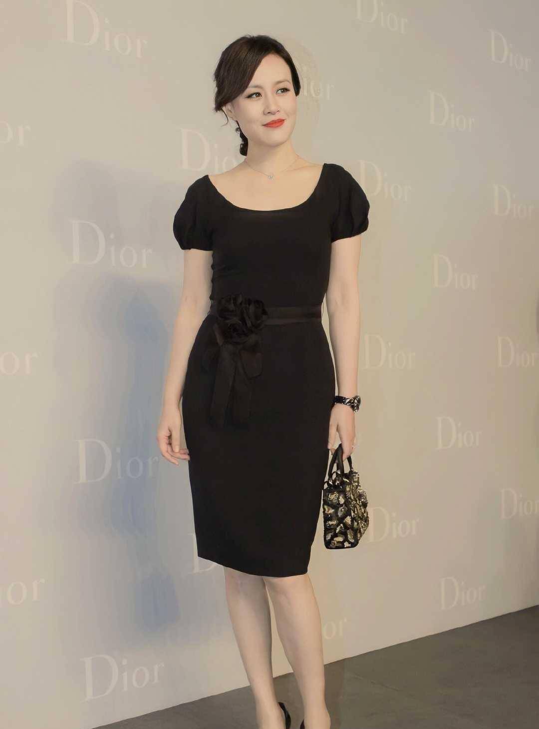 贵妇|邬君梅真有贵妇气质，虽然年龄比较大了，但身材瘦打扮仍有魅力