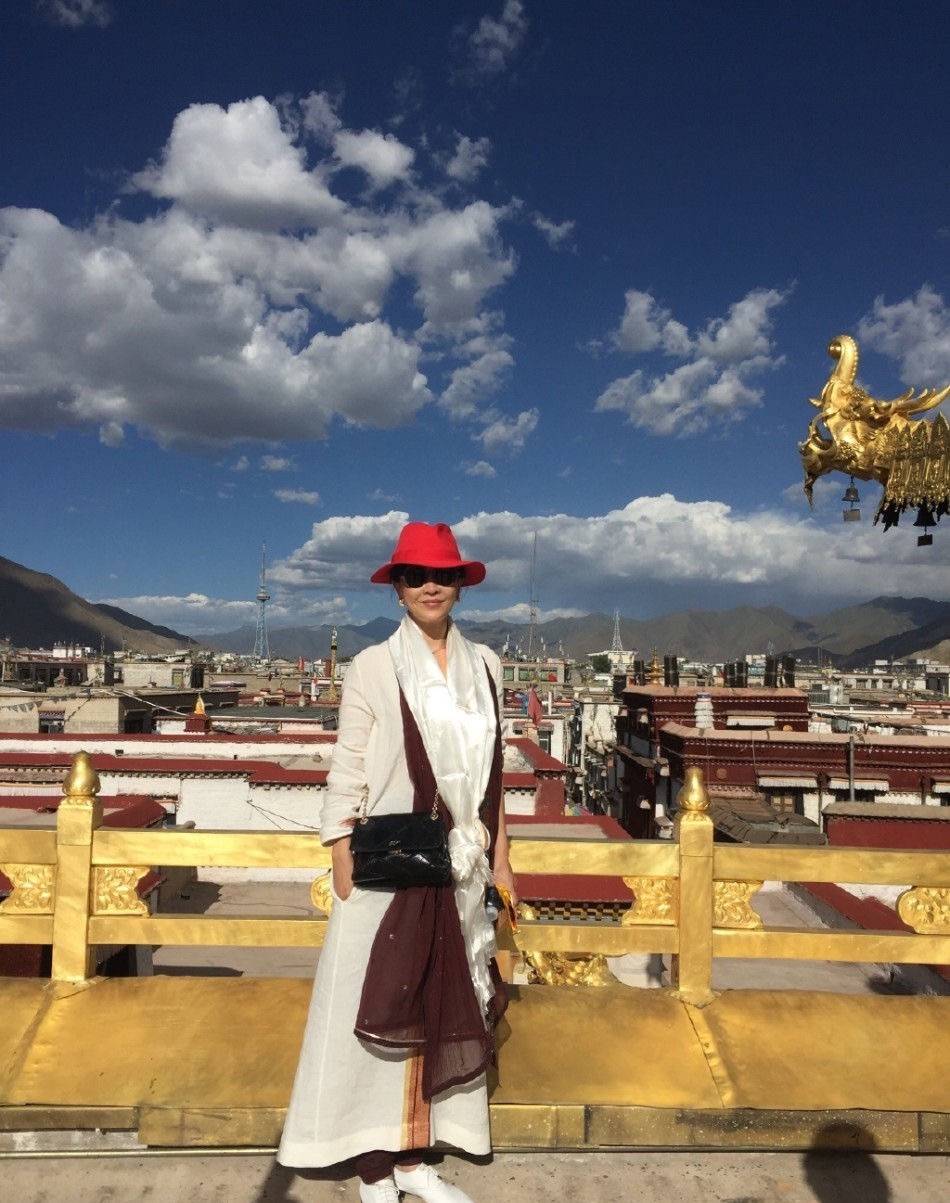 咖啡馆|在咖啡馆看到刘嘉玲，穿工装裙气质优雅高贵，55岁还这么漂亮！