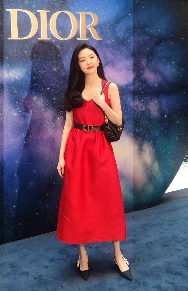 黑色|杨倩真像个瓷娃娃，穿连衣裙娇俏可爱，素颜出镜都很美