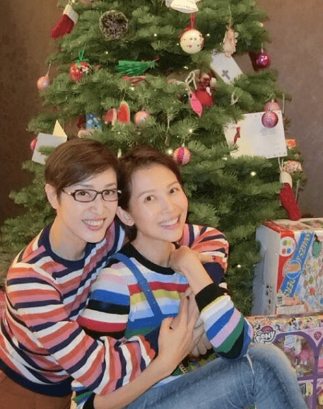 蔡少芬|闺蜜斗舞陈法蓉输了，条纹衣塞裤腰显腿长，比蔡少芬矮5cm是硬伤