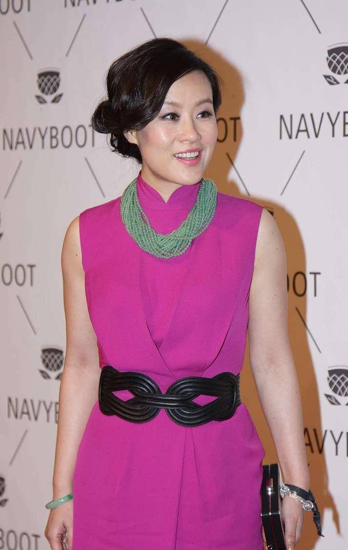 贵妇|邬君梅真有贵妇气质，虽然年龄比较大了，但身材瘦打扮仍有魅力