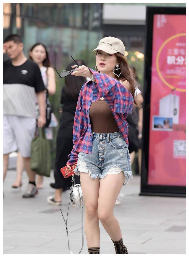 感觉|一款毛边的牛仔短裤，高腰款式，初秋时节，搭配短裤很时尚