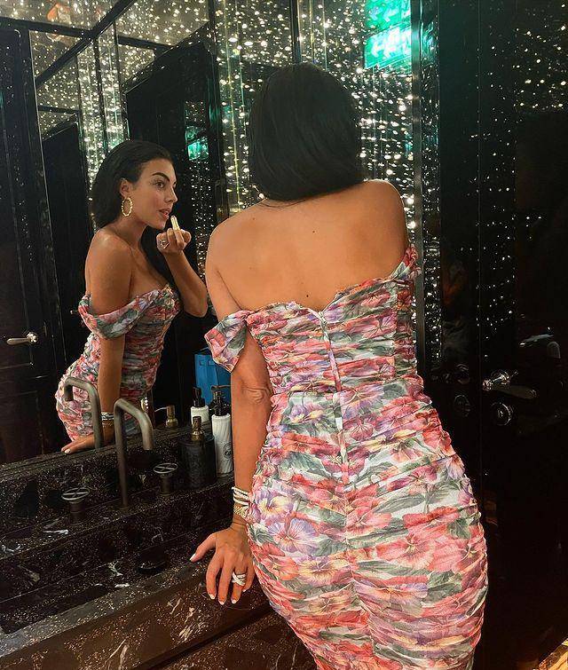 舞姿|乔治娜泳池秀身材，穿花卉紧身裙优雅自信，教女儿跳芭蕾好欢乐