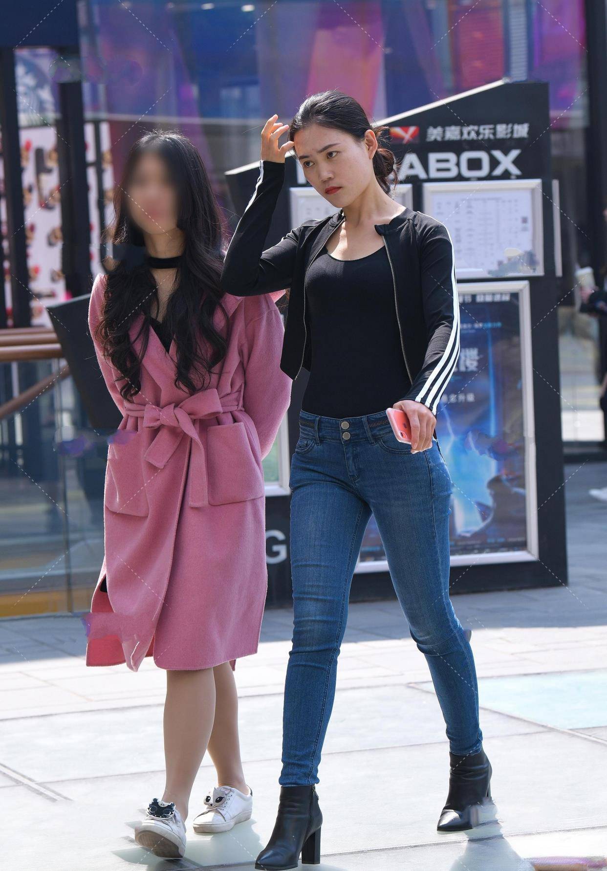 显得|服饰增加了简单的美感，既可作为自己的风格，也可作为外部装饰