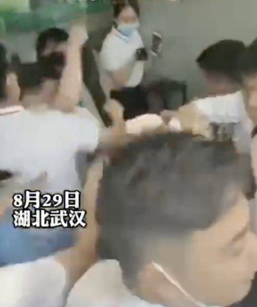 武汉奥迪4S店销售集体群殴维权客户 警方已介