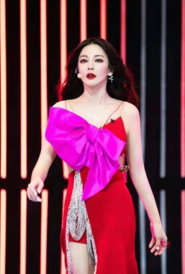 视觉|微胖又怎样，张雨绮穿红色抹胸裙亮相，依旧穿出不一样的魅力