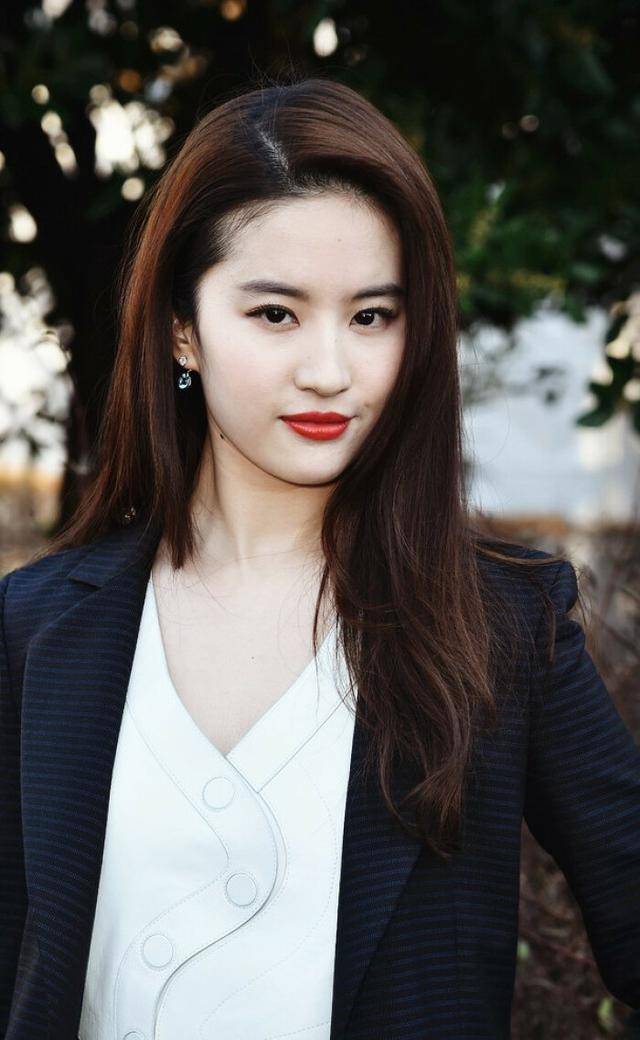 黑色|搭配黑色直筒牛仔裤，显得身材比例特别好显得腿直非常适合小个子女人日常穿搭