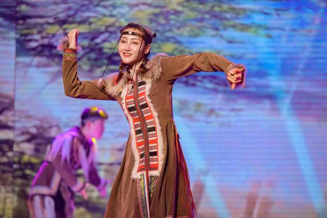 内蒙古根河市敖鲁古雅舞台剧，人亦神灵的民族魅力，看着想哭