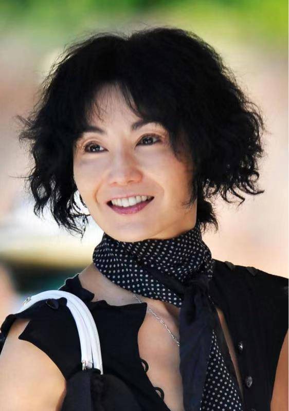 腰带|张曼玉不愧是“冻龄女神”！穿无袖背心搭配丝巾，好有潮流国际范