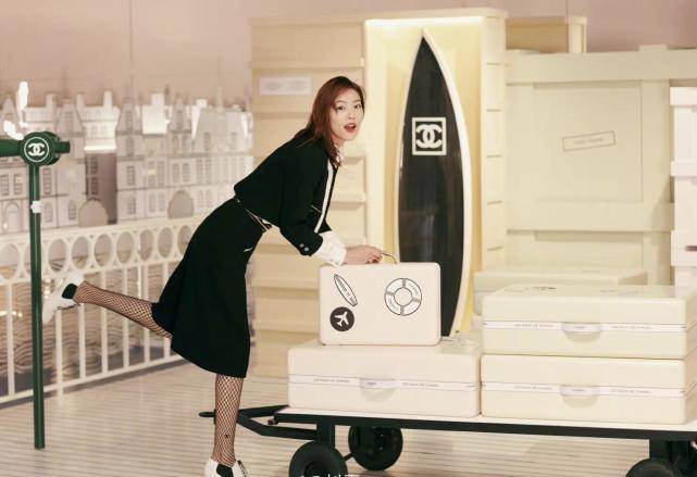 白边|刘雯参加香奈儿活动,黑色小香风套装镶白边,高级感十足