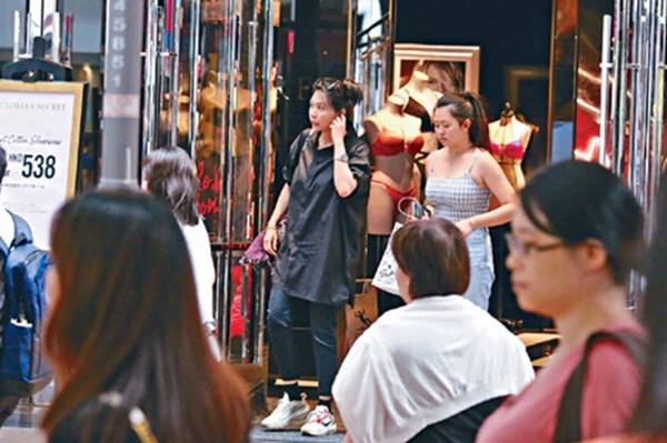 大婶|在街头拍到邱淑贞，肚腩横生是大婶身材，就别营销不老气质好了！