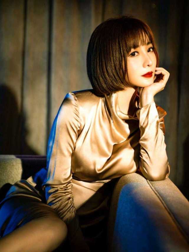 身材|被柳岩的身材征服，穿香槟金裙像贵妇，不露腰不露腿也美得惊艳
