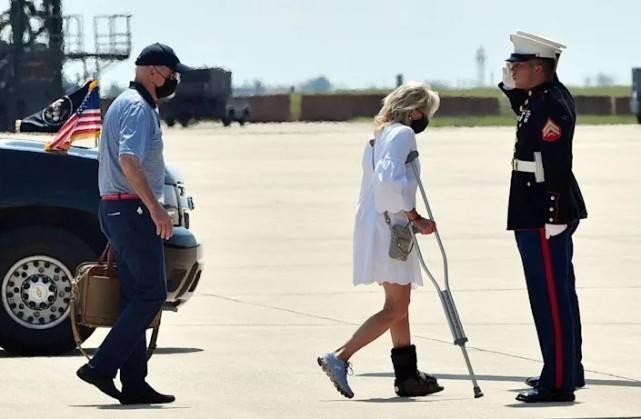 70岁美第一夫人服老了 穿风衣亮相不抗冻 脚受伤后不敢踩高跟鞋 吉尔拜登