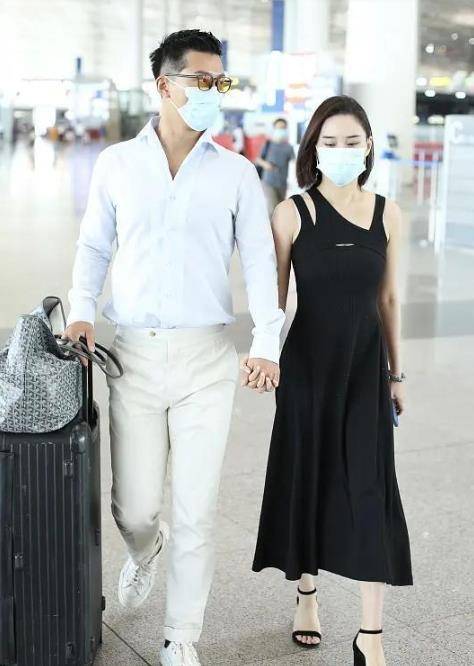 黑色|何超莲低调现身机场，不戴任何首饰像小女生，全程牵着男友不松手