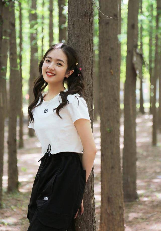 兰迪|李兰迪甜美穿搭来袭，波点上衣配短裤复古又元气，太好看了