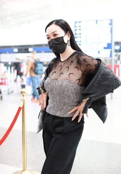 好身材|钟丽缇这回造型太成功，穿皮衣配抹胸内搭，显瘦不说还高级