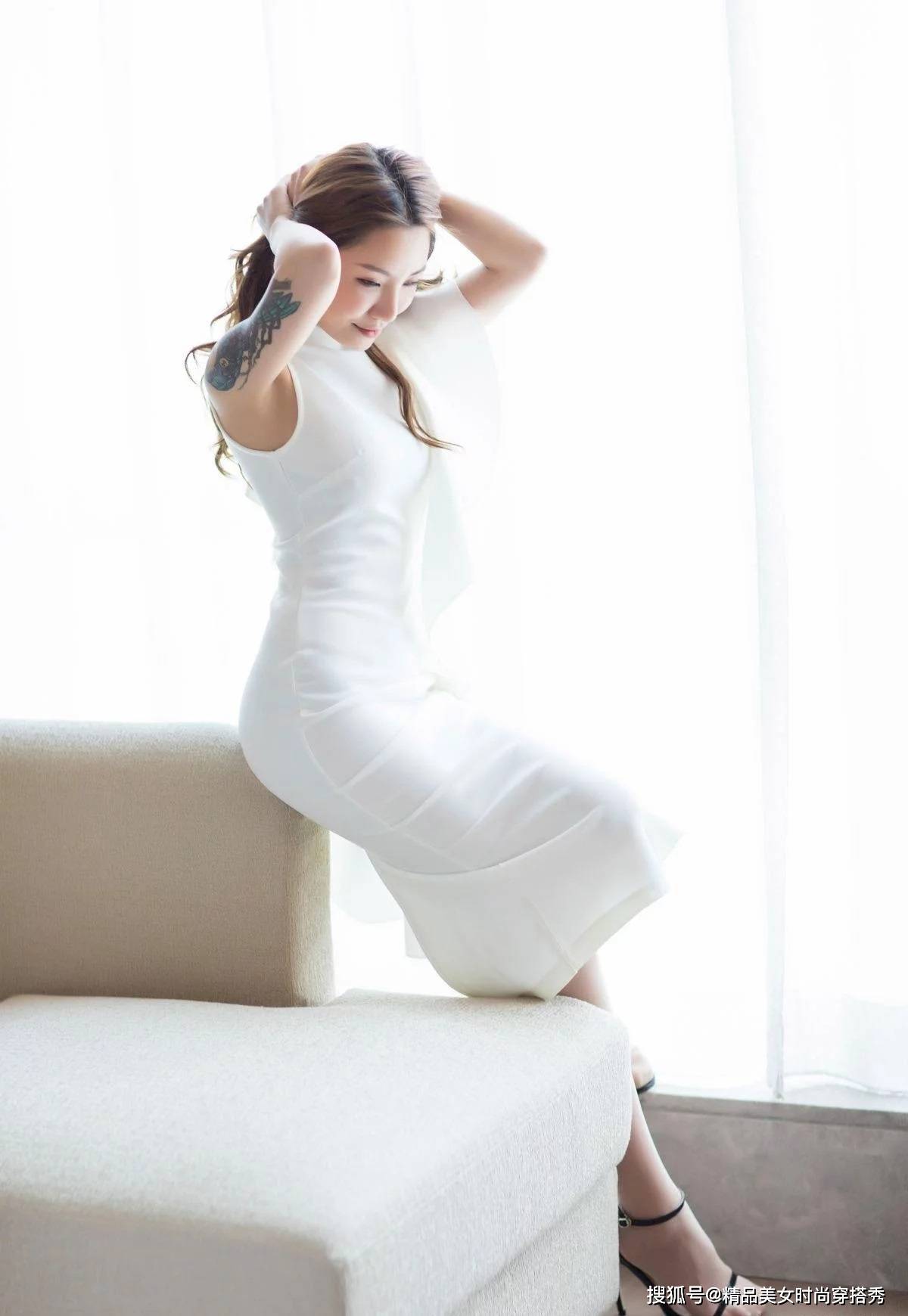 身材|白色紧身连衣裙简约时尚显身材，优雅的小女人范十足！