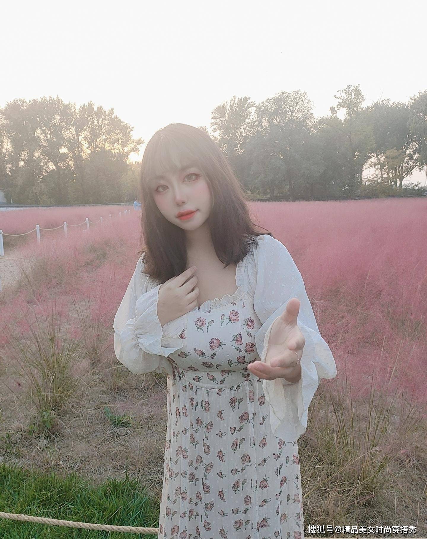 服装|法式风格的碎花连衣裙,让你做一个优雅的小女人