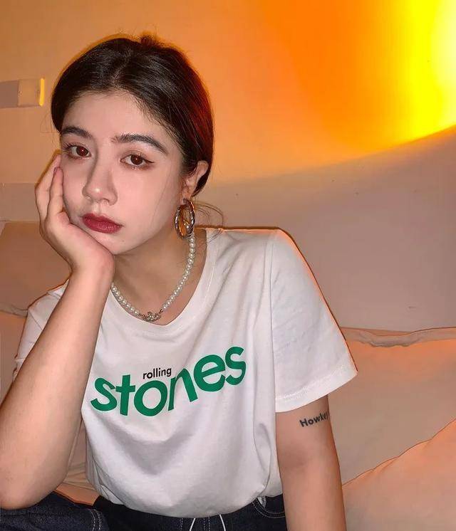 身材|适合微胖女生的穿搭思路：找准身材、“露”出优势，显瘦又提气质