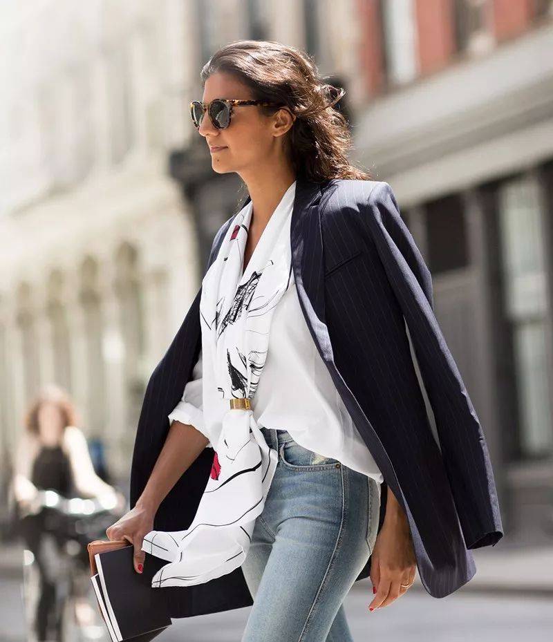 配饰|谁说丝巾老气只适合老太太?这样搭你也能高出气魄,穿出高级感