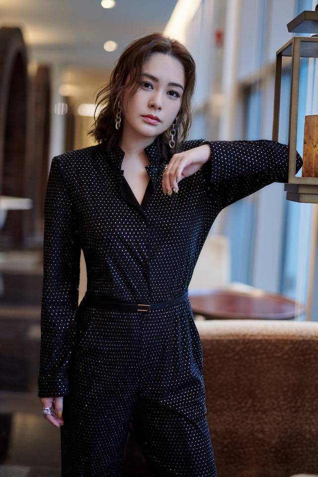 身材苗条|钟欣潼蔡卓妍合体拍大片，阿娇明显变瘦了，阿Sa少女感依旧