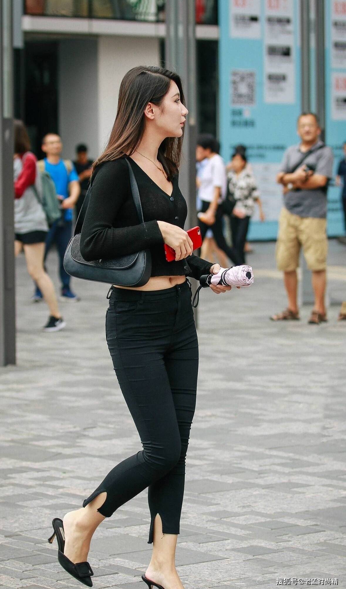 魅力|摄影：简约百搭的黑色牛仔裤，配黑色针织开衫，美的休闲大方又气韵十足