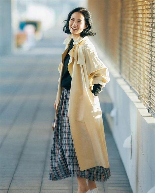 饰品|优雅耐看的日系穿搭，更适合50多岁阿姨，简简单单的款式更提气质