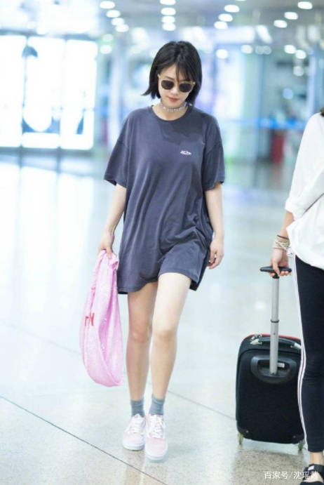 马思纯|马思纯为了“秀腿”真够拼，日常穿搭就穿一件T恤，烘托出大长腿