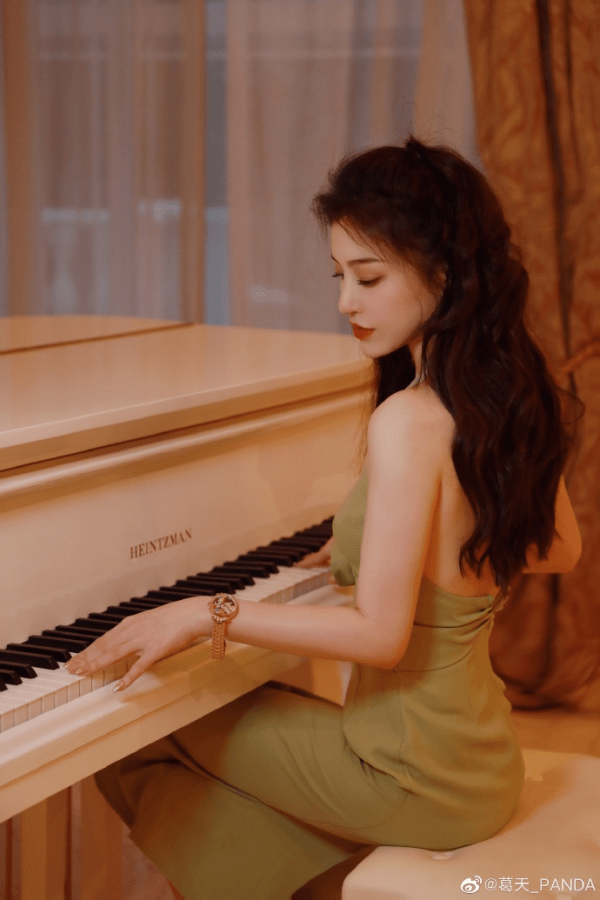 长发|葛天穿绿色长裙娇媚动人，长发披肩好温柔