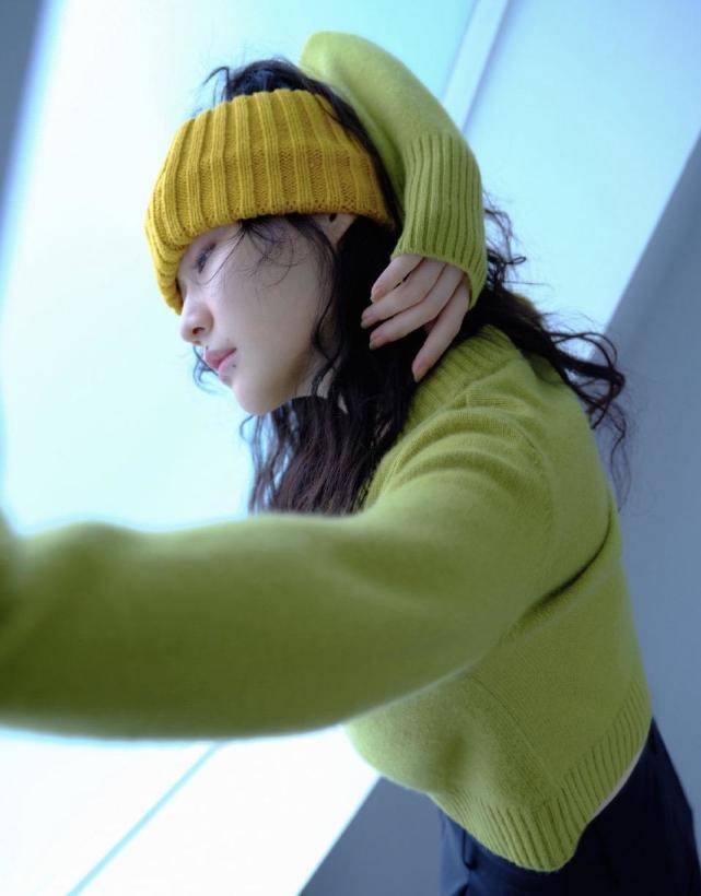 毛衣|周雨彤、金靖演绎闺蜜时尚大片,二人身着彩色柔软羊绒毛衣,画面温馨