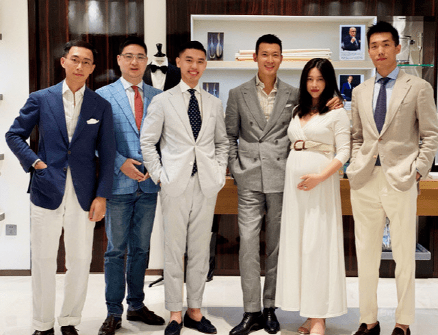 名媛|顶级名媛朱珠真爱美！挺9月大孕肚上演时装秀，丝毫不惧怕走样身材