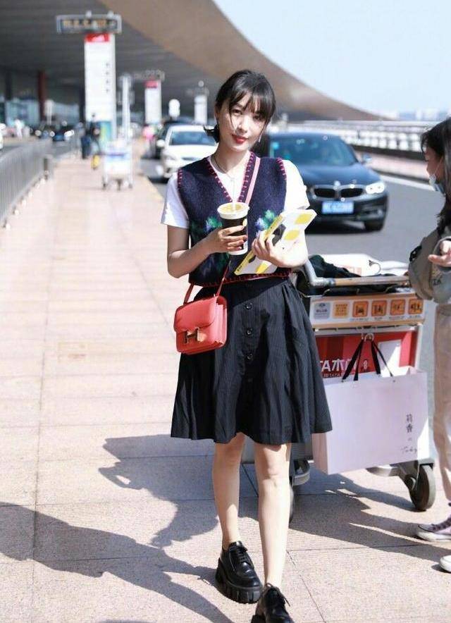 下半身|李菲儿身穿V领马甲搭配小短裙，清纯甜美，看起来好年轻啊