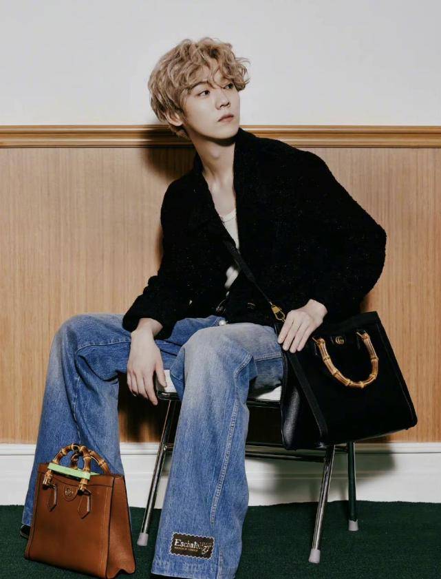 金色|鹿晗金色卷毛造型，黑色宽松外套搭配阔腿牛仔裤，复古文艺范