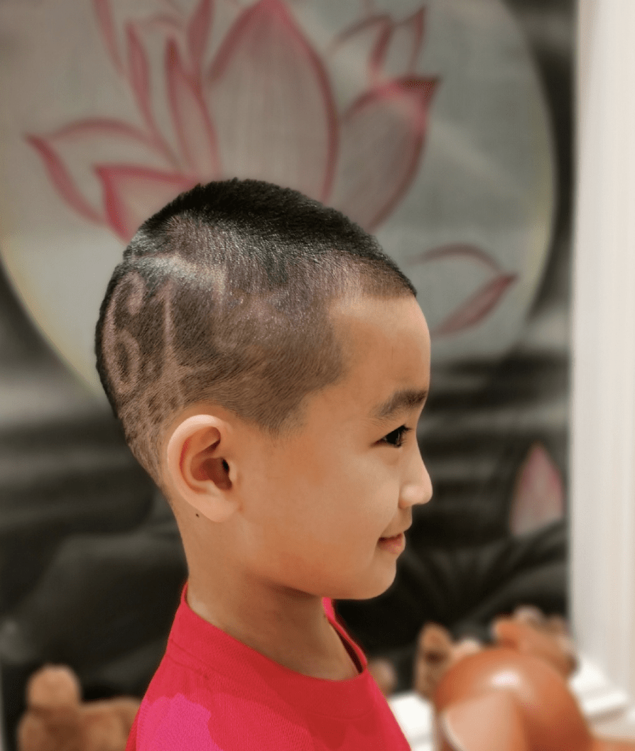 赵文卓晒儿子新发型,后脑勺剃"哥哥"字样和logo,堪称最强应援
